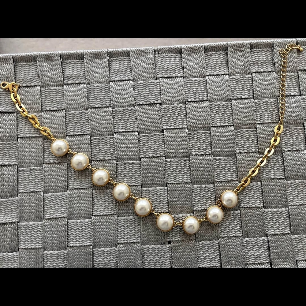 Elegant Gold and Pearl Necklace